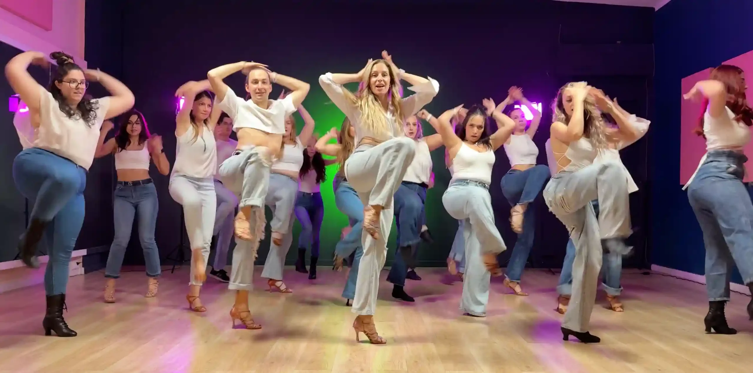 Allieve di Musa Dance Studio durante una lezione di gruppo